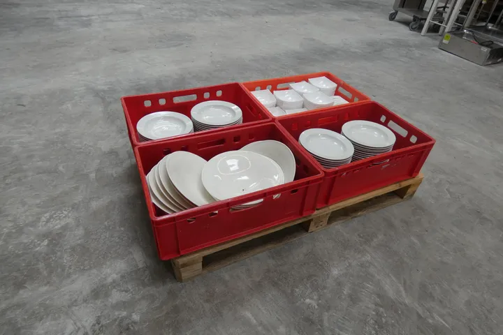 4x Kiste mit Teller & Schalen ohne Palette